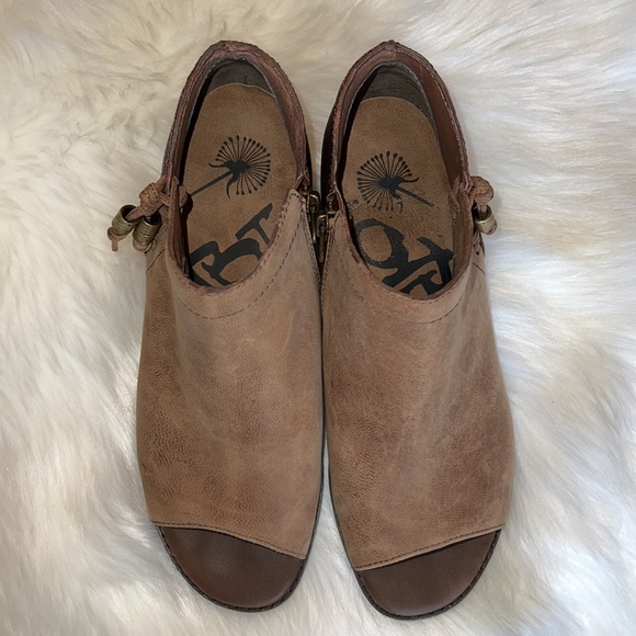 ⭐️ OTBT Truckage Open Toe Booties - Picture 2 of 9